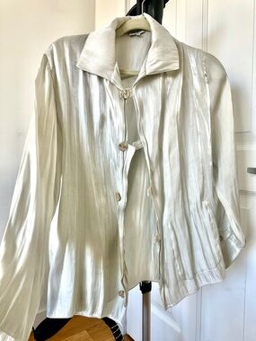 Kenzo pearl shirt  Silky Ivory Button-Up shirt  
Condition good